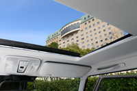 テスト車に装備されていた電動サンルーフ。本革シートとのセットオプションとして用意されている。
    