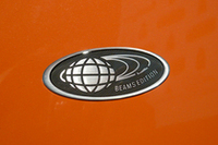 フロントフェンダーに備わる専用エンブレム。あえて助手席側のみに配される理由は「ゲストの気をひく」ためという。
    