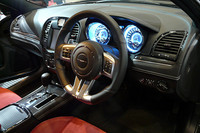 「300 SRT8」のインパネまわり。