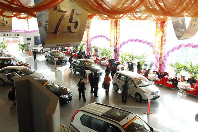 とある日産ディーラーの店内。