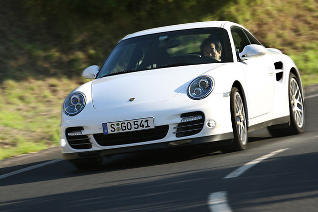 【スペック】ポルシェ911ターボ：全長×全幅×全高＝4450×1852×1300mm／ホイールベース＝2350mm／車重＝1570kg／駆動方式＝4WD／3.8リッター水平対向6DOHC24バルブ（500ps/6000rpm、66.3kgm/1950-5000rpm）（欧州仕様車）
