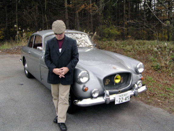 “Mr.カーン”と、愛車の「ブリストル406サルーン」（1960年型）。