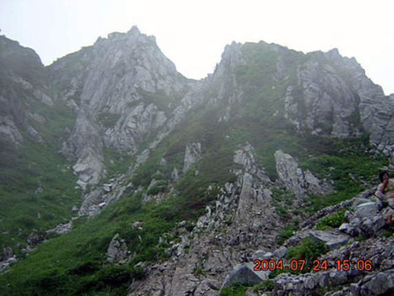 木曽駒ヶ岳を登山中に撮ったスナップ写真たち。今回は、氷河地形の名残を辿る現地講座に参加した。
	これは、稜線に向かってカール地形を登る途中、「ほら、ここに断層がありますよ」と教えられ、わからぬままシャッターを押したもの。断層部は岩が細かく、植物が入り込んでいる。