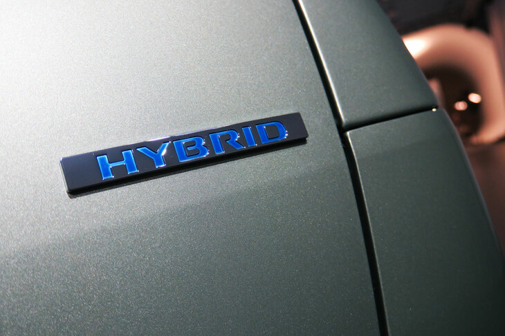 三菱デリカミニTプレミアム（「HYBRID」バッジ）