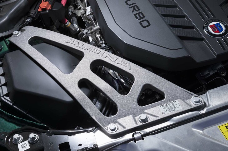 輸入元によれば「ドームバルクヘッド・ストラット」は2022年3月に初披露した車両には付いてなかったが、商品として輸入した車両が装備していたためびっくりしたという。また、6気筒ディーゼルの「D4グランクーペ」には装着されていない。