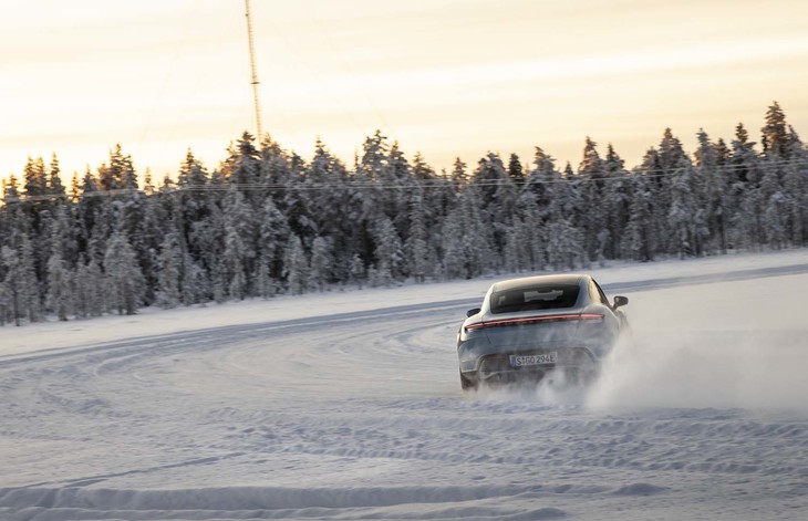 システム最高出力はパフォーマンスバッテリー搭載車が530PSで、パフォーマンスバッテリープラス搭載車が571PS。0-100km/h加速のタイム（4.0秒）や最高速250km/hといった数値はどちらも同じ。