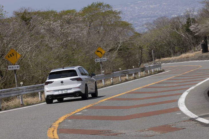 従来型とは打って変わって、大人な乗り味を取り戻していた「ゴルフGTI」。この際、速さやイバリは4WDの「R」に任せて、ぜひ素の状態でGTIのよさを味わってほしい。