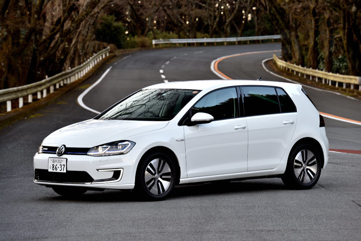 フォルクスワーゲンe-ゴルフ
	ボディーサイズ：全長×全幅×全高＝4265×1800×1480mm／ホイールベース：2635mm／車重：1590kg／駆動方式：FF／モーター：交流同期電動機／最高出力：136ps（100kW）/3300-1万1750rpm／最大トルク：290Nm（29.5kgm）/0-3300rpm／タイヤ：（前）205/55R16 （後）205/55R16／価格：499万円