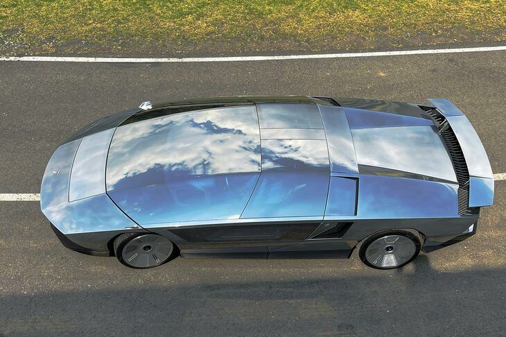 可動式リアスポイラーを上昇させたところ。その隙間のつくり込みにも手を抜いていないのがわかる。キャノピー直後のエアインテーク用リッドも開く。