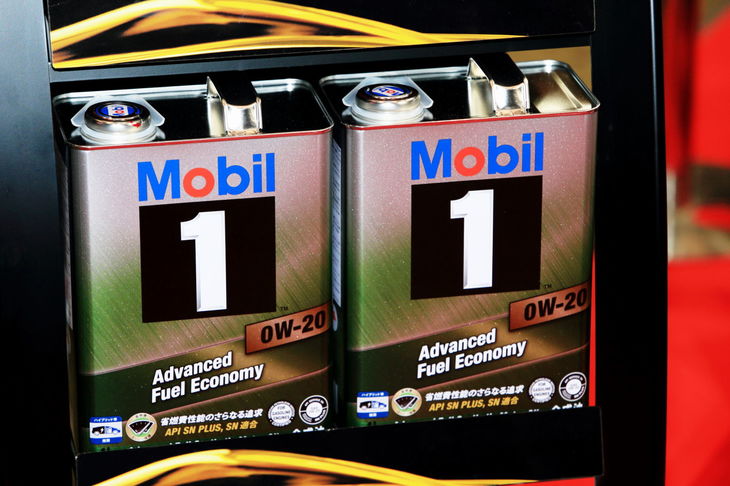 「Mobil 1」の開発にあたっては、10年19万kmの走行に相当するという30万回のエンジンスタート／ストップテストを実施。エンジン内部機構が保護されることに加えて、オイル交換周期も延長されるという。
