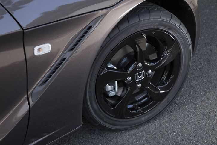 タイヤサイズはフロント165/55R15、リア195/45R16で、専用開発された「ヨコハマ・アドバンネオバAD08R」が装着される。オールブラックのアルミホイールは「ブルーノレザーエディション」の専用装備。