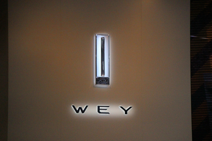 WEYのシンボルマークとロゴマーク。新興ブランドながら、高級な印象を受ける人は多いと思われる。