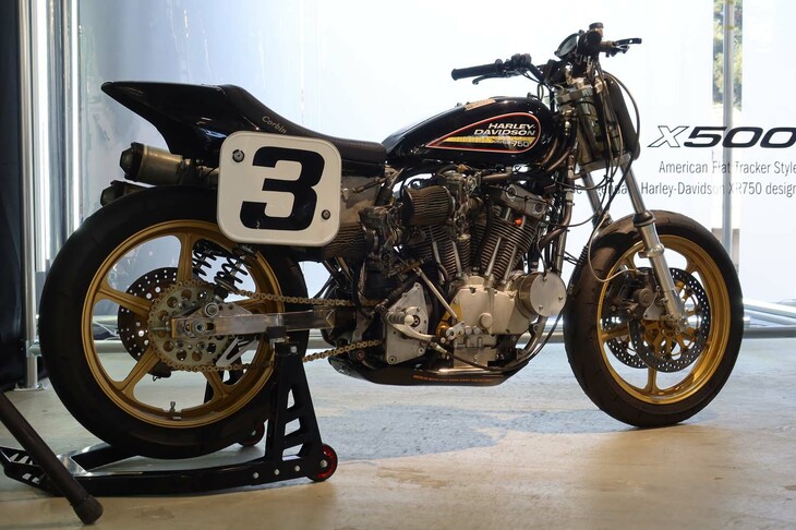 「ハーレーダビッドソンX350／X500」の発表会場に展示された、往年のレーシングバイク「XR750」。