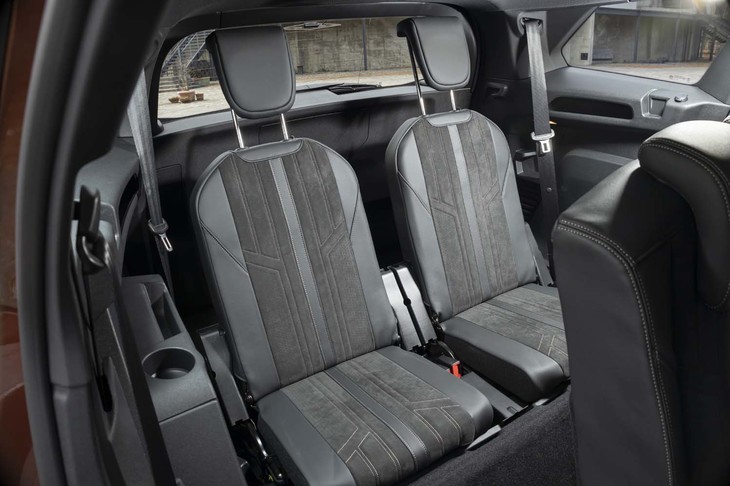 床下にきれいに収納できる反面、3列目シートは座面も背もたれも平板なつくり。大人の長時間利用は想定されていないだろう。