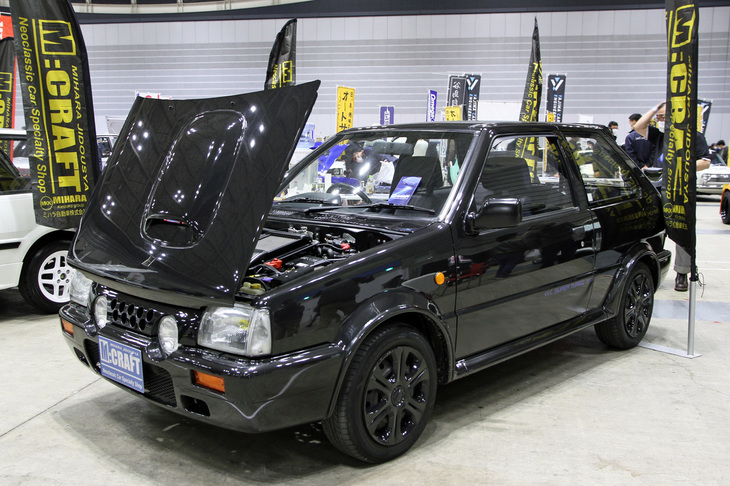 「日産マーチ スーパーターボ」。初代マーチの1リッター直4 SOHCエンジンを930ccに縮小、スーパーチャージャーとターボチャージャーを備えた日本初のツインチャージドユニット搭載車である競技専用車両「マーチR」のロードバージョンとして1989年に登場。