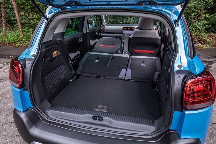 リアシートをたたむと荷室容量は最大1289リッターまで拡大。助手席の背もたれを前方にたたむと（写真）、２.4mの長尺物の収容も可能となる。