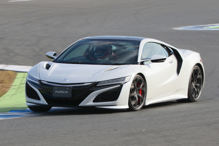 サーキットでは、レーシングドライバーが運転する「NSX」に同乗できるプログラムが用意された。