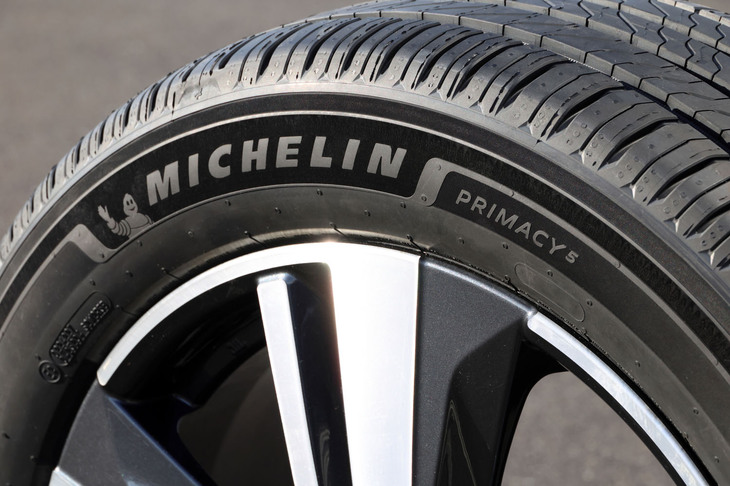 18インチサイズ以上の「プライマシー5」には「プレミアムタッチ」と呼ばれる特別な意匠が採用されている。サイドウォールに見られる深みのある黒と、ベルベットを思わせる手触りが上質さを印象づける。