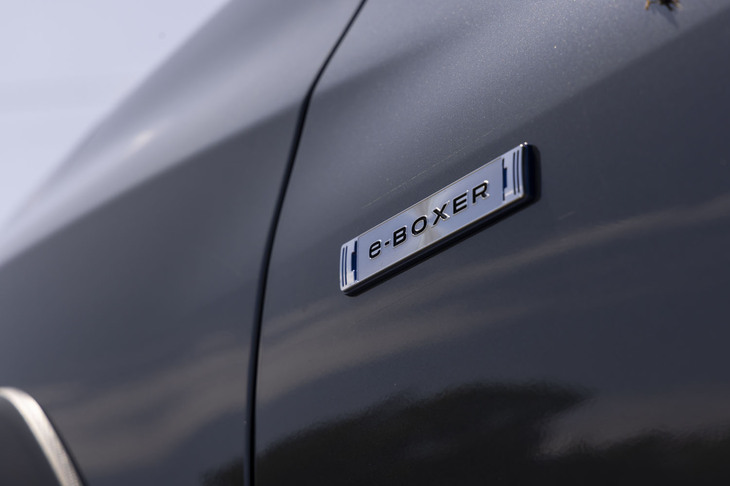 「S：HEV」にも「e-BOXER」のバッジが貼られる。マイルドハイブリッド版よりもフォントが細く、プレートはヘアライン加工されたアルミのような質感だ。