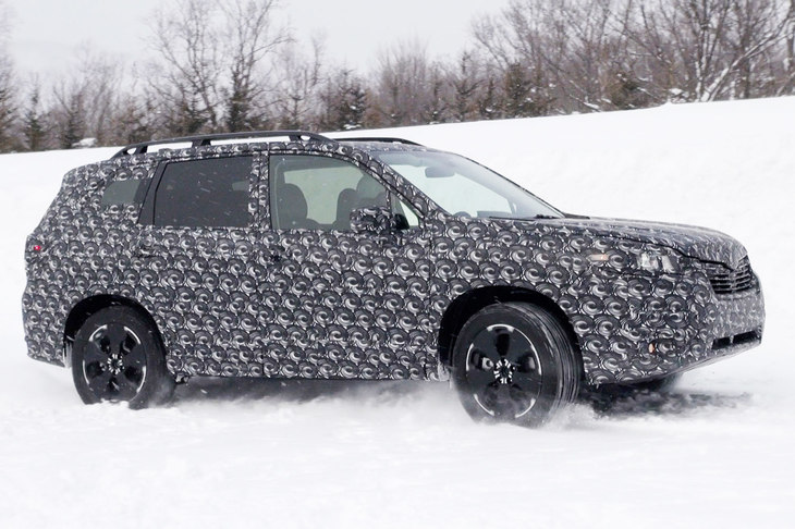 雪上コースを走行する現行型「フォレスター」の試作車。タイヤは大きいほうがスポーティーに見えるが、冬季にタイヤを履きかえる降雪地のユーザーにとっては、交換費用が頭痛の種となる。