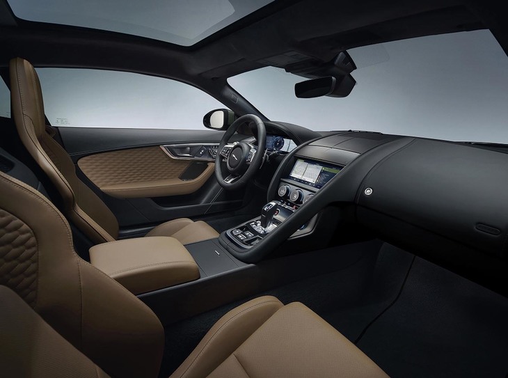 デュオトーンウィンザーレザーをあしらったインテリアのカラーは「キャラウェイ×エボニー」。現行型の「Fタイプ」にはない仕立てとなっている。