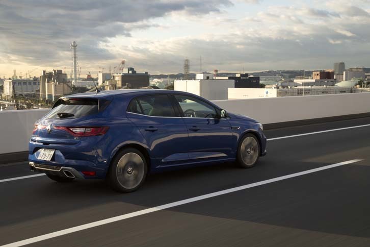 「GT」と「スポーツツアラーGT」は、シャシーチューニングをルノー・スポールが担当。専用サスペンションやスタビライザーなどが装着されている。