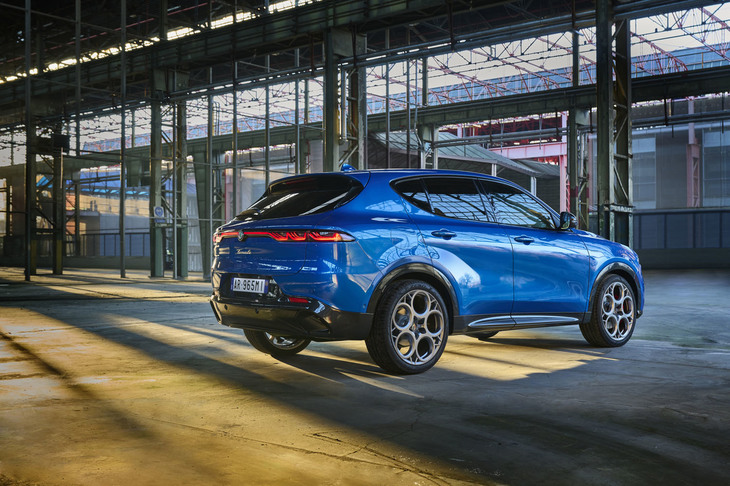 リアウィンドウの形状や「テレフォンダイヤルデザイン」と呼ばれるホイールの意匠は「8Cコンペティツィオーネ」へのオマージュとして採用されたという。