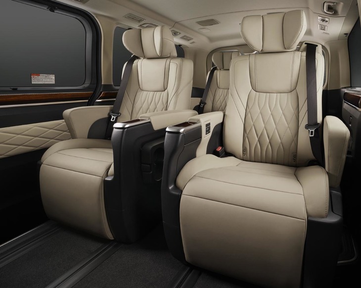 「グランエース プレミアム」の2列目「エグゼクティブパワーシート」。オットマンや格納式テーブルが備わる。