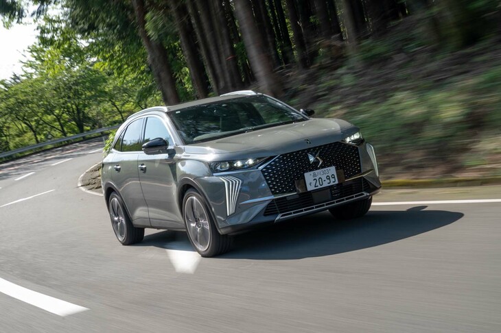 マイナーチェンジに伴い「DS 7クロスバック」から「DS 7」に車名を変更。改良は内外装のデザイン変更が中心だ。