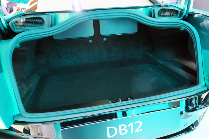 アストンマーティンDB12（トランクルーム）