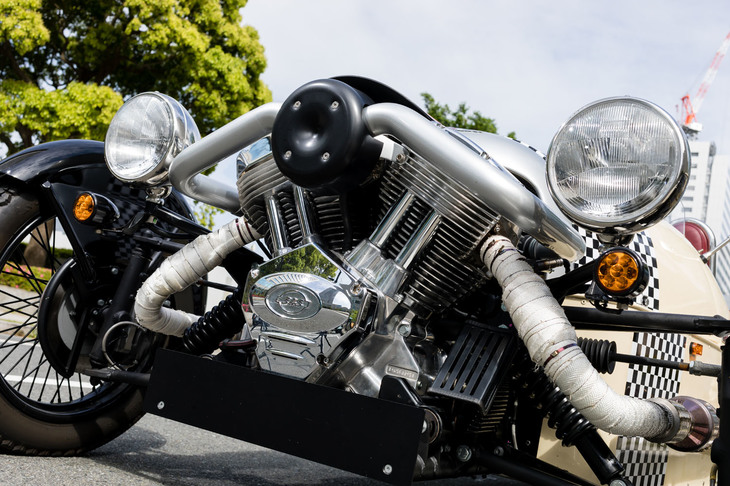 エキマニに巻かれたバンデージが物々しい、S＆S製のV型2気筒OHVエンジン。1979ccの排気量から69PSの最高出力と129N・mの最大トルクを発生する。