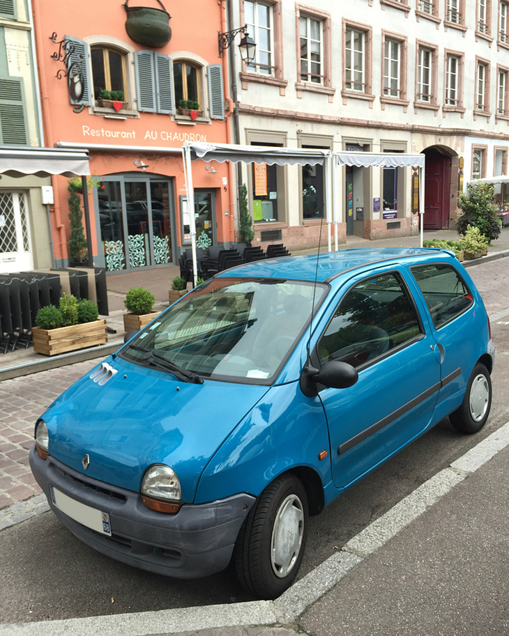 初代「トゥインゴ」は、旧フランス電力公社やガス公社でサービスカーとして使われたあと、多くは民間へと売却された。このブルーは典型的な旧公社色であることから、まさに払い下げ車であろう。2016年、コルマールにて。