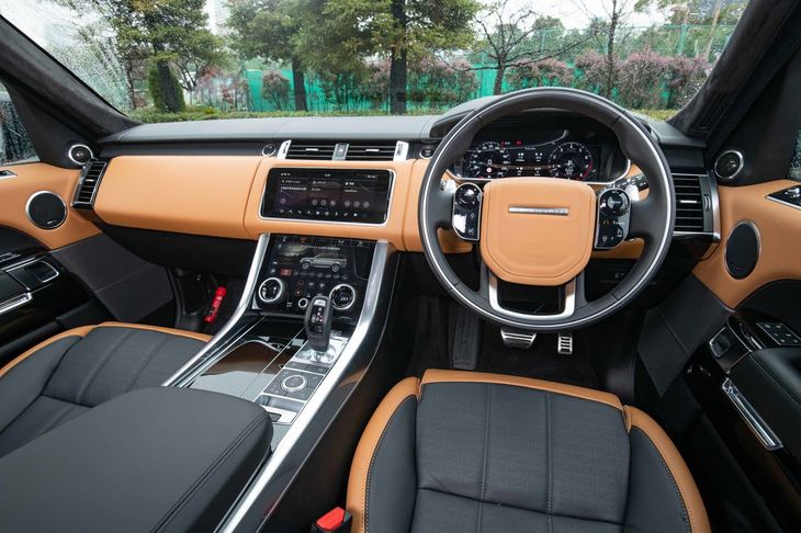 試乗車のグレードは、最も豪華な「オートバイオグラフィー ダイナミック」。しかもお値段112万3000円（！）のオプションである「MERIDIANシグネチャーサウンドシステム」が装備されていた。