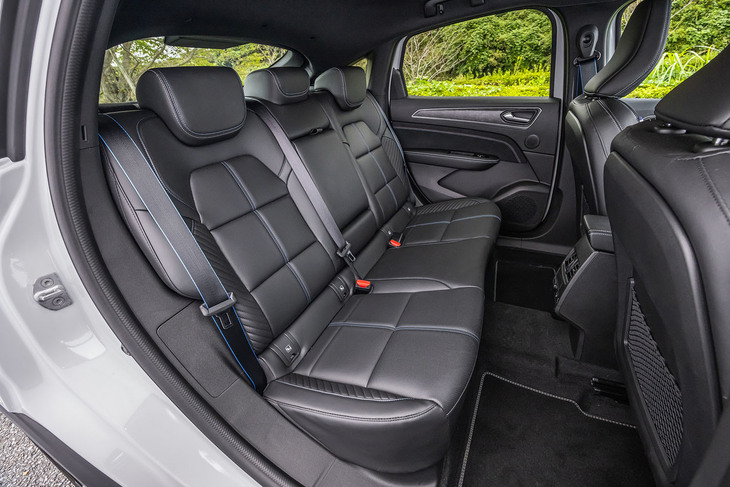 リアシートは表皮全面にTEPレザーが採用される。アニマルフリーの素材を用いたエコでサステイナブルなインテリアが、最新世代のルノー車に共通するコンセプト。TEPレザーは素材の10％がバイオテクノロジー由来のものとなる。