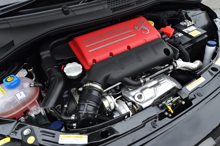 エンジンについては、最高出力が160ps/5000rpmから180ps/5000rpmに、SPORTスイッチ使用時の最大トルクが23.5kgm/3000rpmから25.5kgm/3000rpmに高められた。