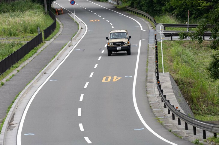 耐久性や悪路走破性、メンテナンス性を重視して、直進性や操作性で不利とされる車軸式のフロントサスペンションを守り続けるナナマル。それでいて、これだけの走行安定性を実現したのはお見事である。ステアリングの“据わり”もよくなっていた。