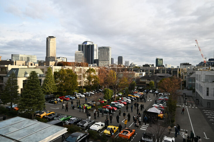 都会の真ん中に、ぽっかりと空間が広がる代官山T-SITEの駐車場。サーキットやワインディングロードで見かける機会の多いロータス車だが、こうした閑静なシチュエーションでもさまになっていた。