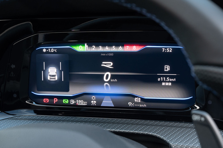 「レース」モードを選択すると、デジタルメータークラスターの表示も、よりドライビングに集中できるようシンプルなデザインに切り替わる。