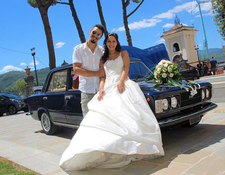 「フィアット124」とジョルジョさんとフランチェスカさんの新郎新婦。なお、124は1967年欧州カー・オブ・ザ・イヤーに選ばれている。