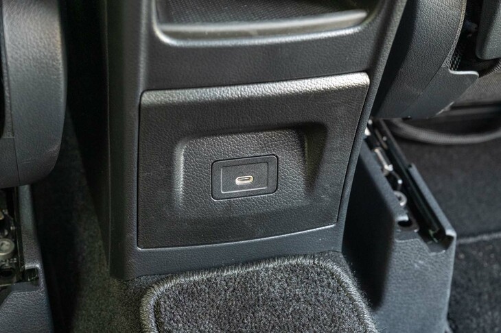 後席用のUSBポートは1つのみ。前席用には3つが備わっている（すべてタイプC）。