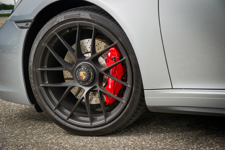 「GTS」モデルに標準装備される、ブラック塗装のセンターロックホイール。タイヤサイズは前が245/35ZR20、後ろが305/30ZR20となっている。