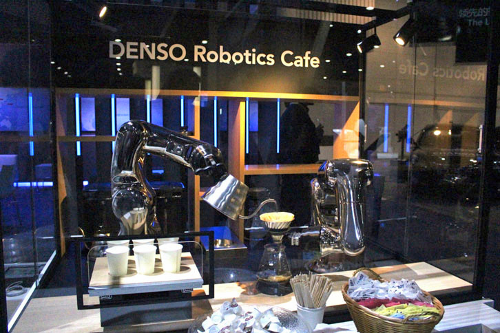 デンソーウェーブが開発した「ロボティクス・カフェ」。キモとなるのは、Microsoft Azureと連携してコーヒーの注ぎ終わりや湯の補充を通知する点なのだが、ビジターには、小型ロボットの鮮やかなバリスタぶりがウケていた。