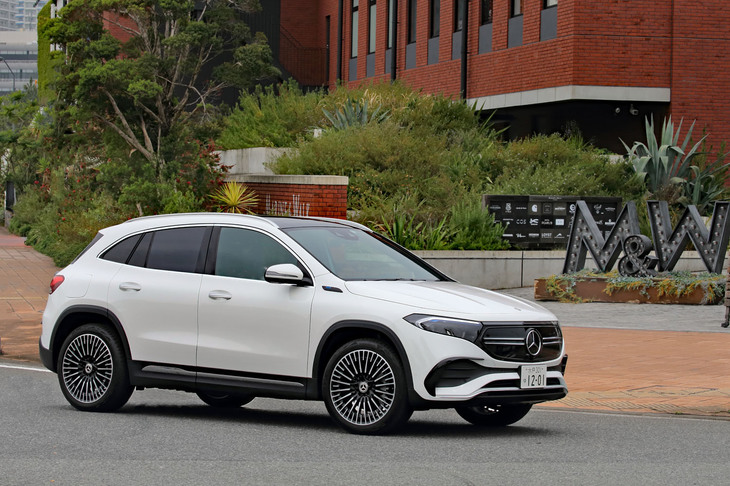 装備は充実しており、ヘッドアップディスプレイや自動再発信機能付きアダプティブクルーズコントロールなど、「GLA」ではオプション扱いとなるアイテムも完備されている。