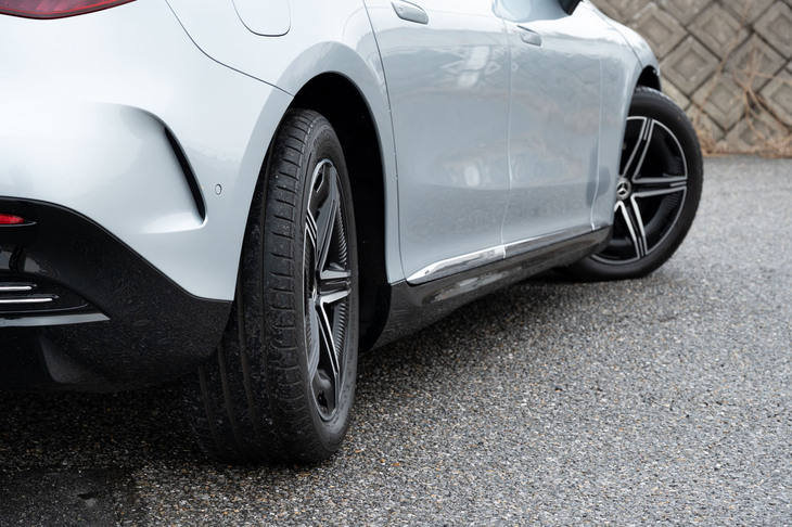 前輪と逆位相に10度まで切れる後輪操舵が標準装備。写真のように切れるだけあって最小回転半径は4.9mにおさまる。