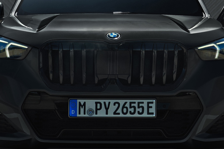 「BMW X1エディションシャドー」のフロントフェイス。ブラックキドニーグリルを標準で装備する。