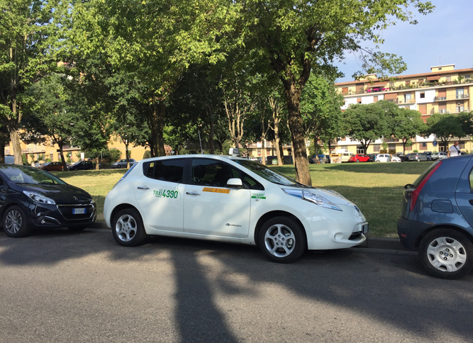フィレンツェ郊外で発見した「リーフ」のタクシー仕様。