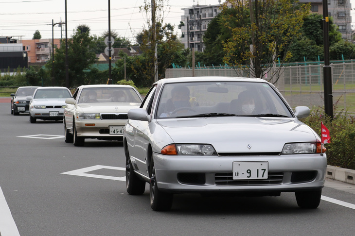 「プロジェクト901CAR'sパレード2020」で、日産村山工場跡地の周辺道路を連なって走る「スカイライン」（R32）、「ローレル」（C33）、「セフィーロ」（A31）、そして「スカイラインGT-R」（BNR32）。