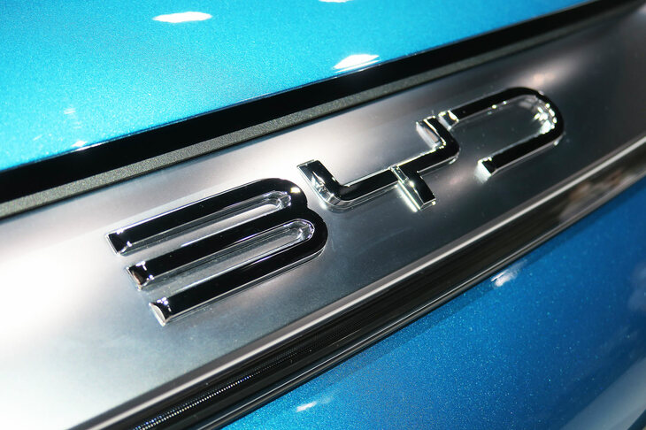 BYDアットスリー（「BYD」ロゴ）