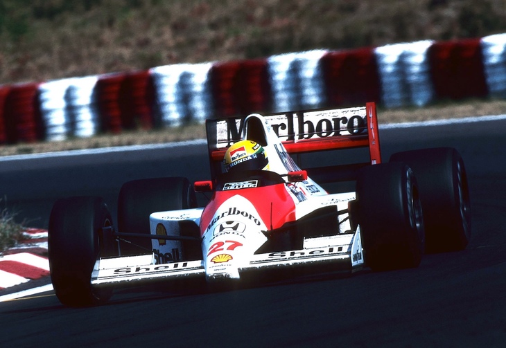 1990年のチャンピオンマシン「マクラーレンMP4/5B」、ドライブするのはアイルトン・セナである。この年は、フェラーリに移籍したアラン・プロストと激しいチャンピオン争いを繰り広げ、第15戦日本GPの1コーナーでの接触によりセナに自身2度目のタイトルが渡った。（Photo=HRC）