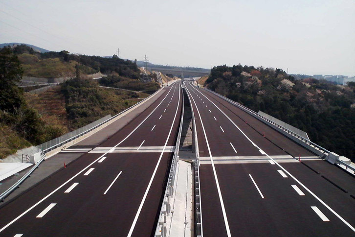 新東名高速道路。道路設計者が「150㎞/hで走らせたい」と私に話したのは、第二東名の基本計画策定から間もないころだから、1990年ごろのことだったはず（写真提供＝NEXCO中日本）。